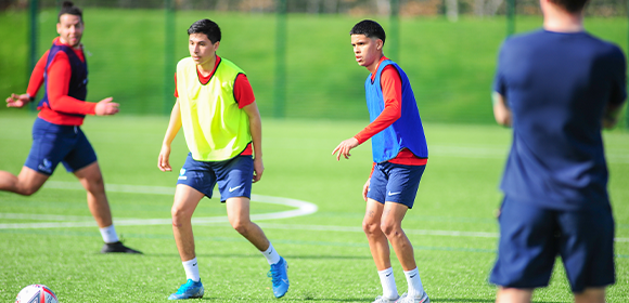 i2i soccer academy students training