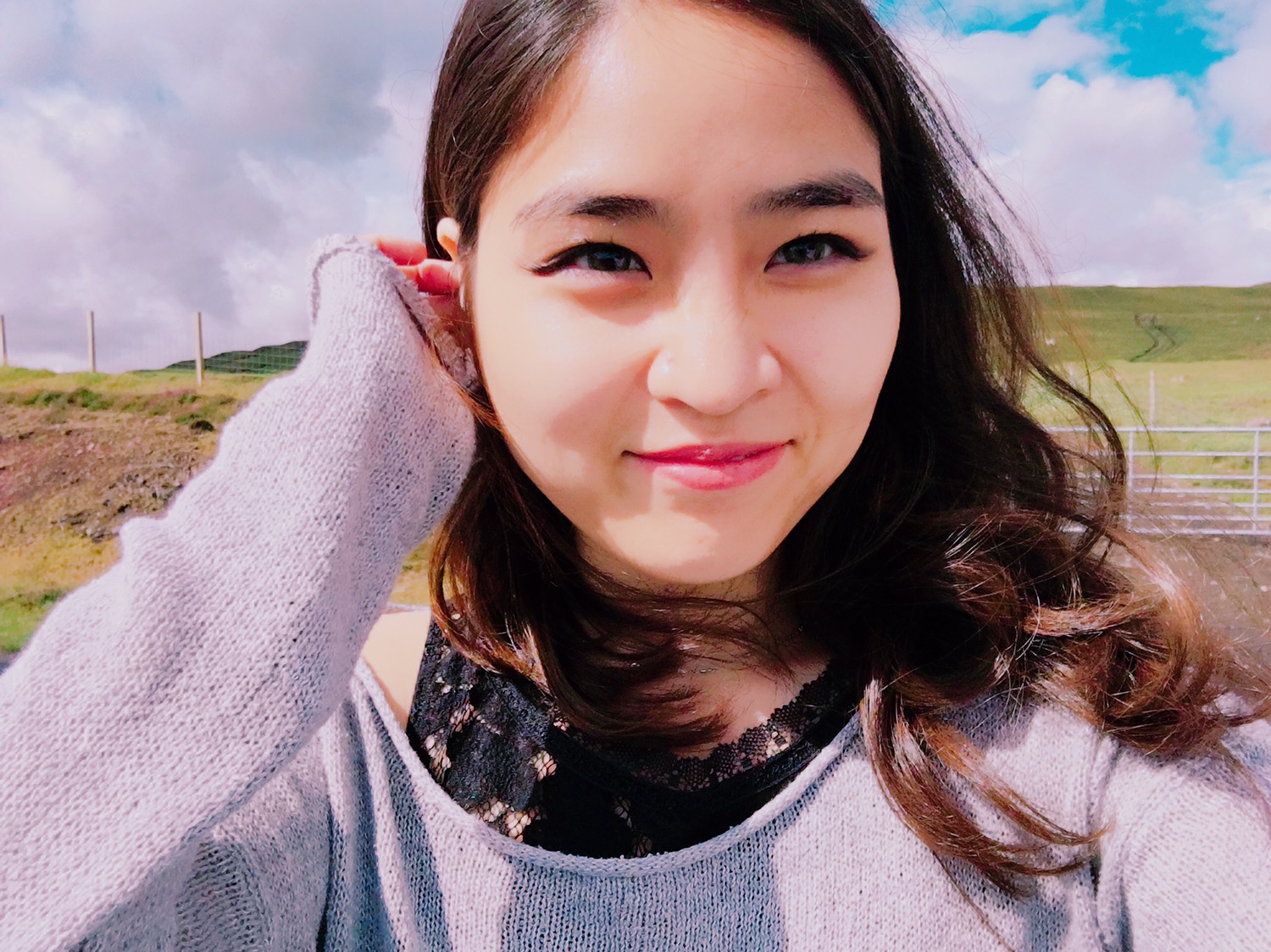 a close up of a woman