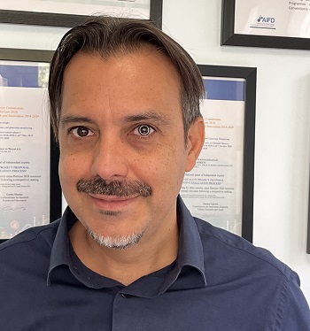 Caption:One of the pilot study volunteer wearing the contact lens during the trial