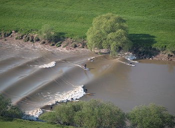 Caption:An example of dispersive hydrodynamics: Undular bore on the Severn river near Gloucester, UK (© Mark Humpage, 2007)