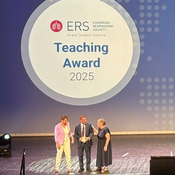 Professor Ioannis Vogiatzis pictured receiving the ERC Teaching Award Caption:Professor Ioannis Vogiatzis pictured receiving the ERC Teaching Award