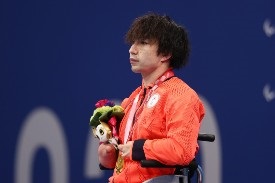 Taka Suzuki wins a gold medal