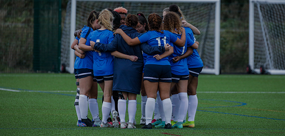 partnerships_pod_soccer_students_huddled_564x270